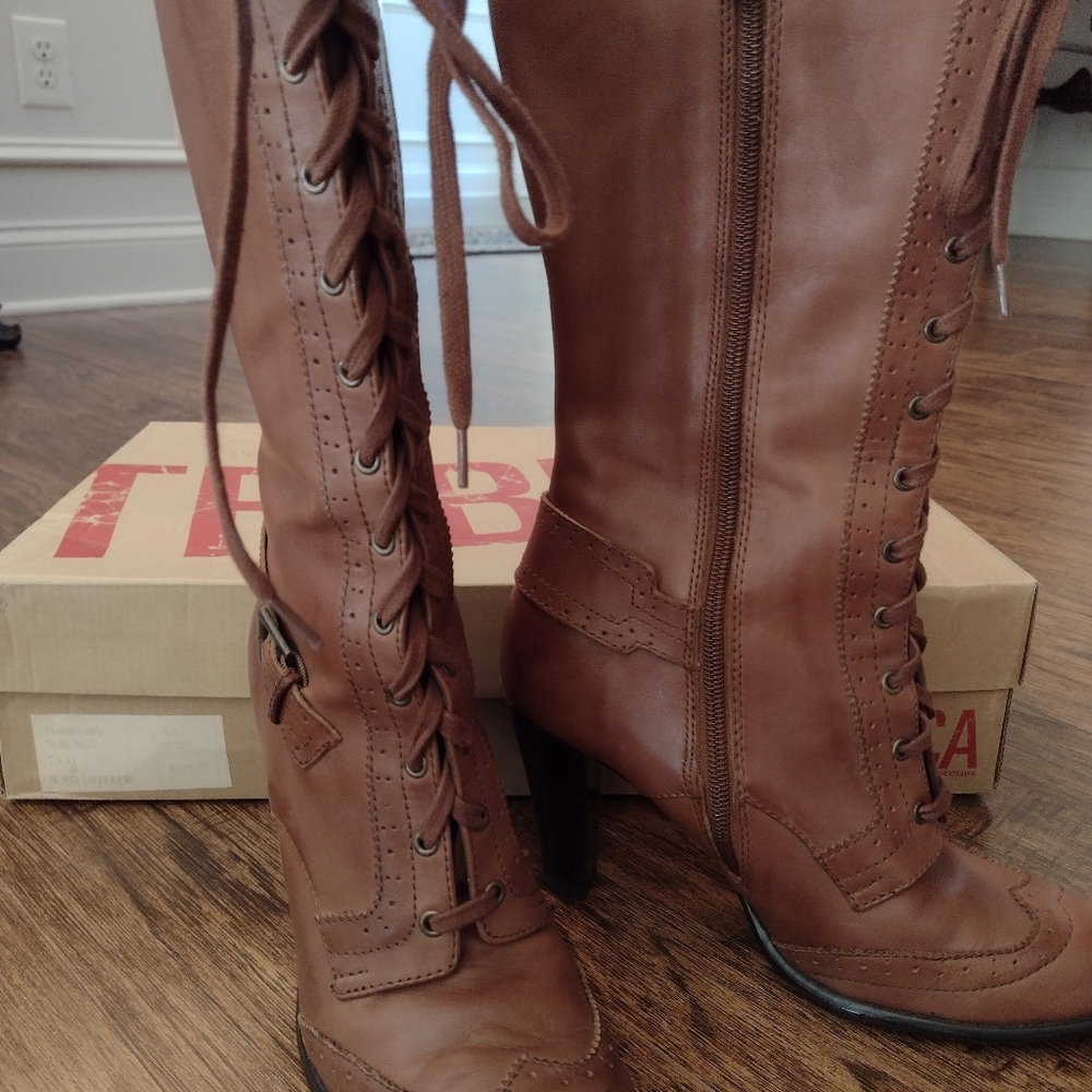 Leather boots with side zipper